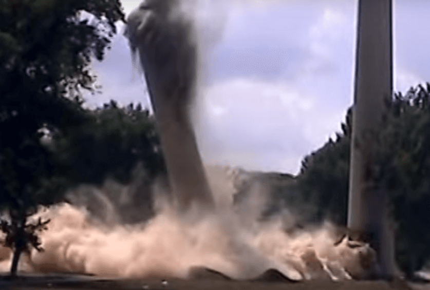 Kontrolisano rušenje industrijskog dimnjaka
